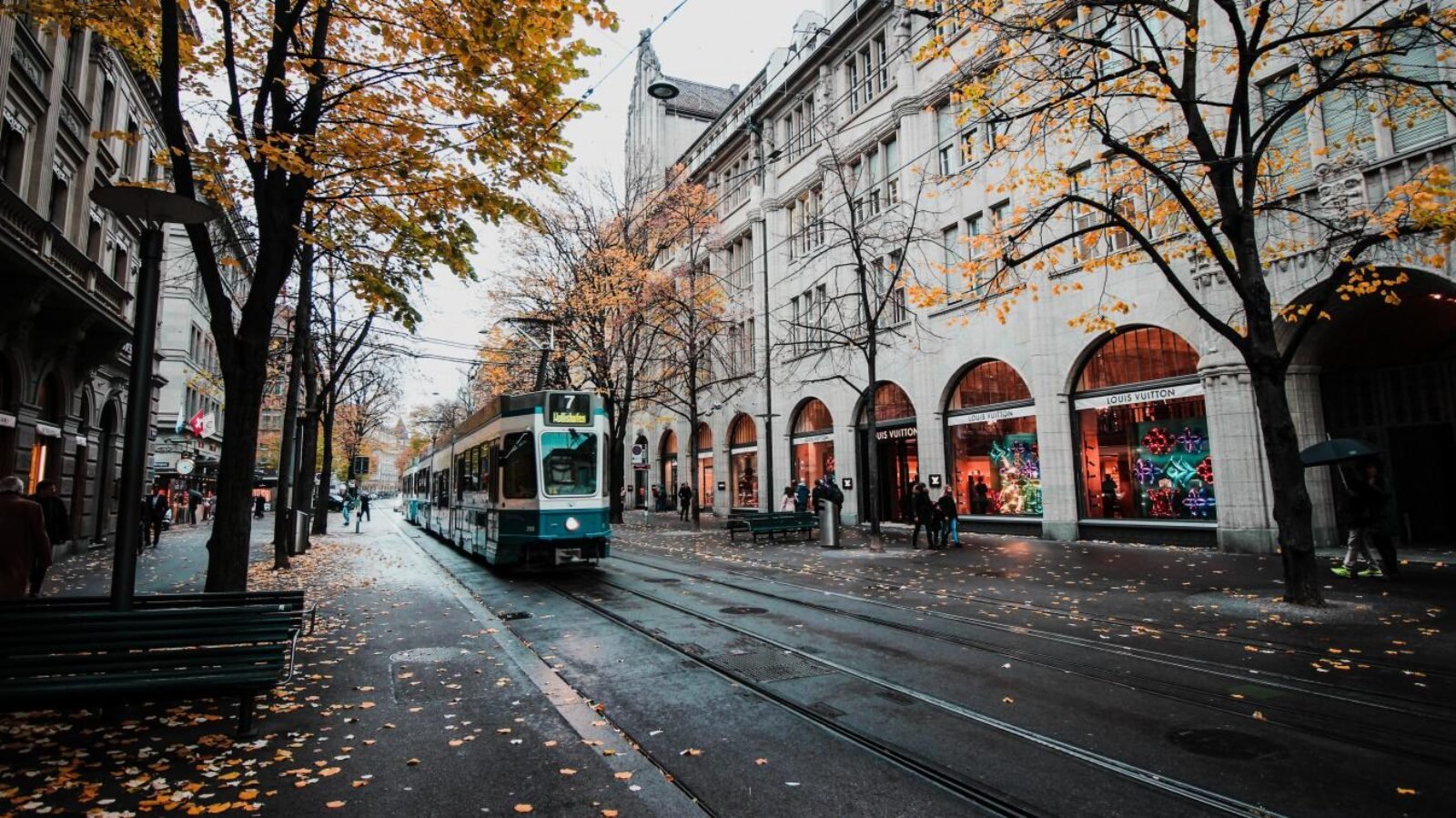 Choisir où vivre quand on travaille en Suisse est une décision stratégique : coût du logement, transports, sécurité, fiscalité, temps de trajet… chaque zone frontalière a ses avantages et inconvénients. Ce guide vous aide à comparer les principales régions autour de Genève pour trouver celle qui correspond réellement à votre style de vie et à votre budget.